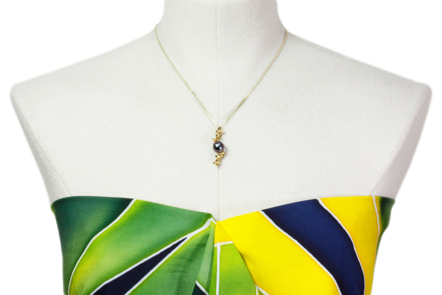 Tahitian pearl pendant in 18k yellow gold with diamonds - Tiare Tahiti