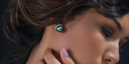 Boucles d'oreilles or gris 18kt 166d0.474cts gvs avec 2 perles de Tahiti Bouton AA Multicolore 12mm