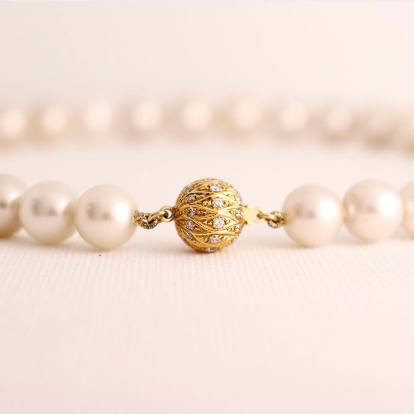 White Tahitian Pearls necklace yellow gold