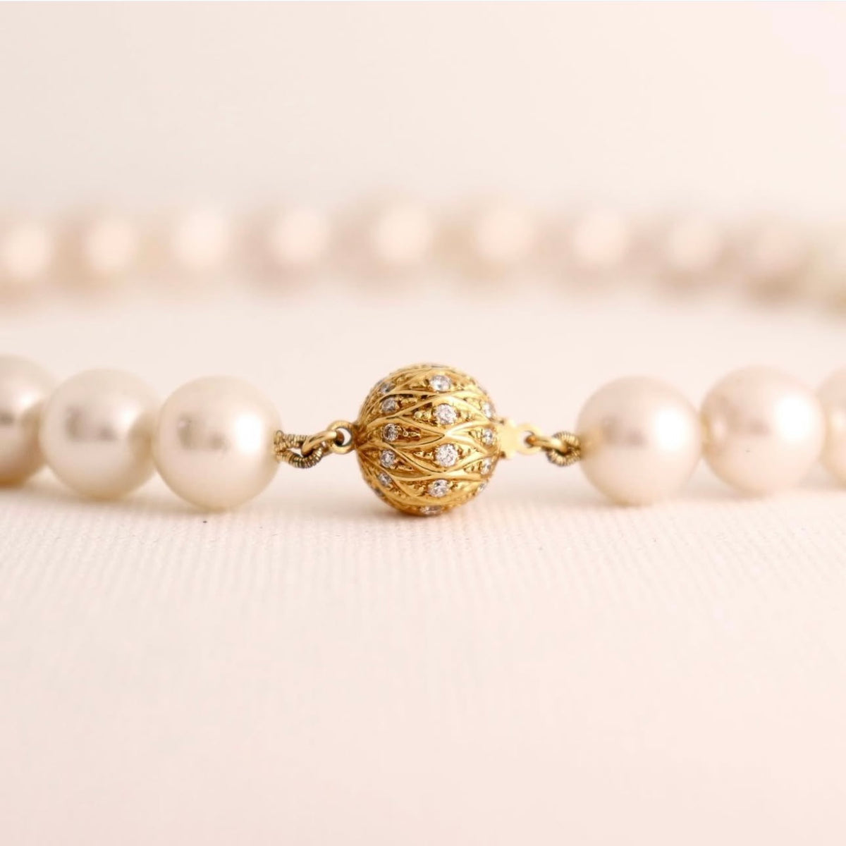 White Tahitian Pearls necklace yellow gold