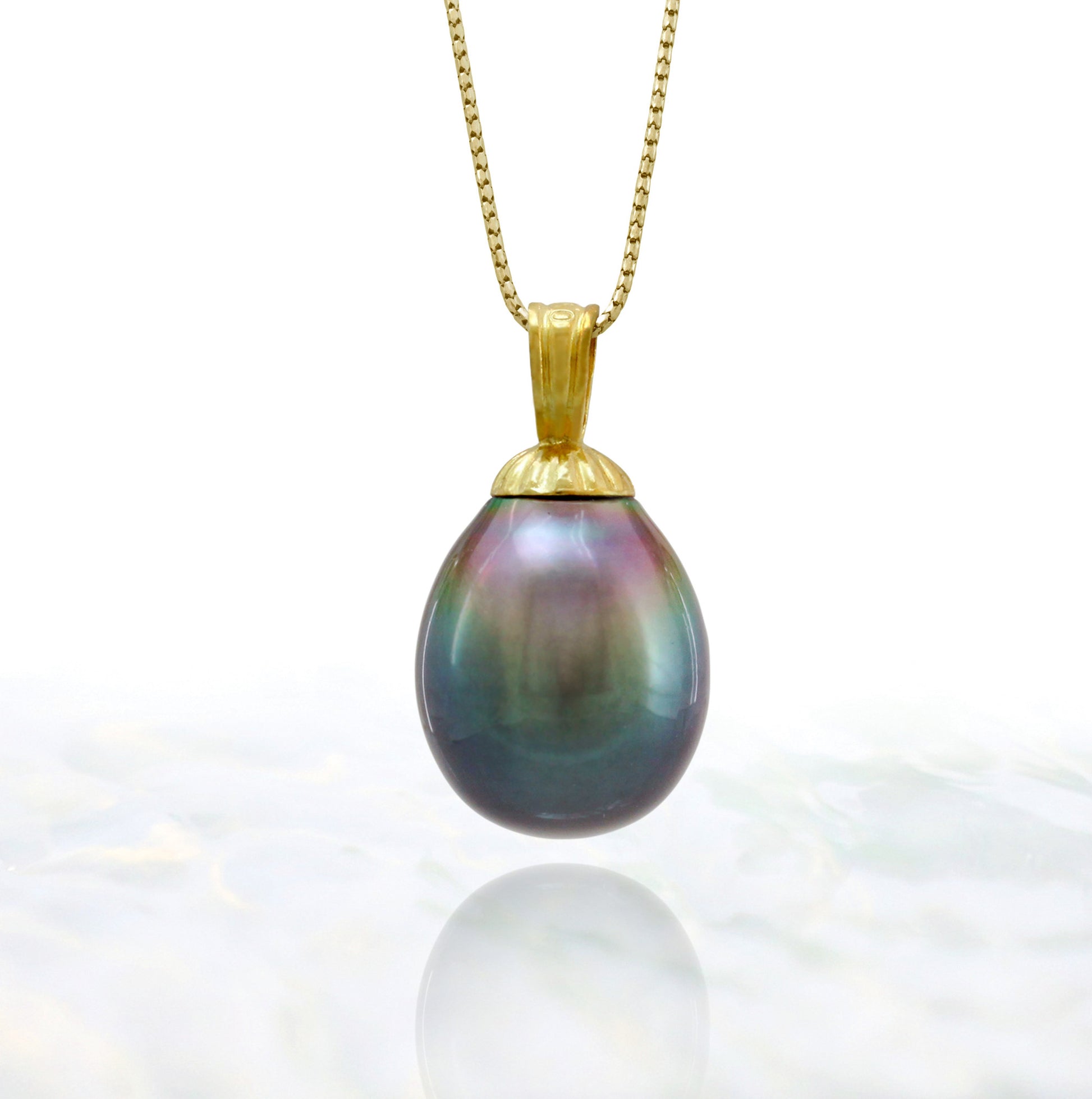 Tahitian pearl pendant in 18k yellow gold - Timeless Elegance - PEYGPE01045b